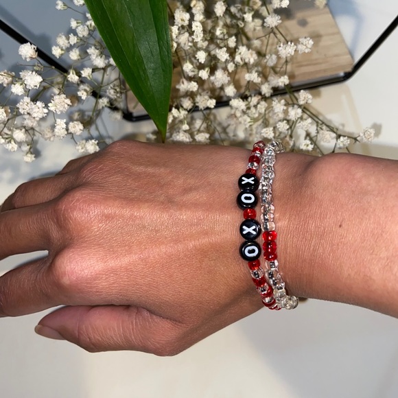 Handmade XOXO Alphabet Glass Beaded Bracelet - Picture 2 of 6